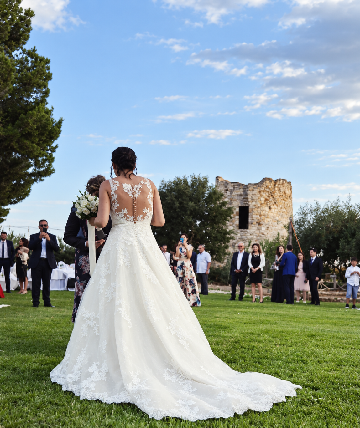 Sposa durante una cerimonia all'aperto davanti alla torre storica